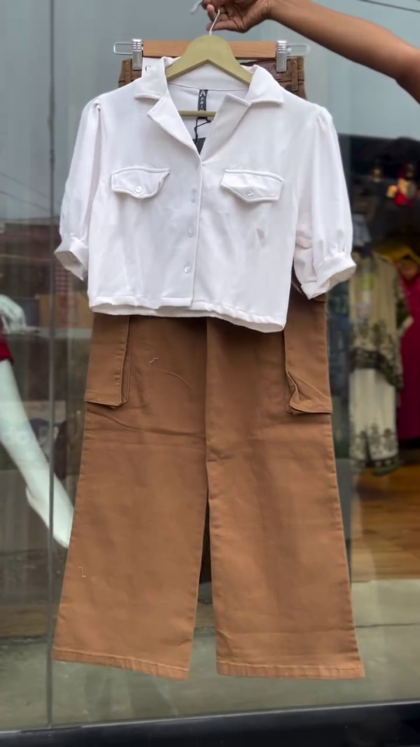 🤍👖 Utility-Chic Crisp White Button-Up Cropped Shirt with Puff Sleeves & Front Pockets Paired with High-Waisted Camel Cargo Culottes – Smart-Casual Streetwear Co-Ord for Work & Weekend Vibes 👖🤍